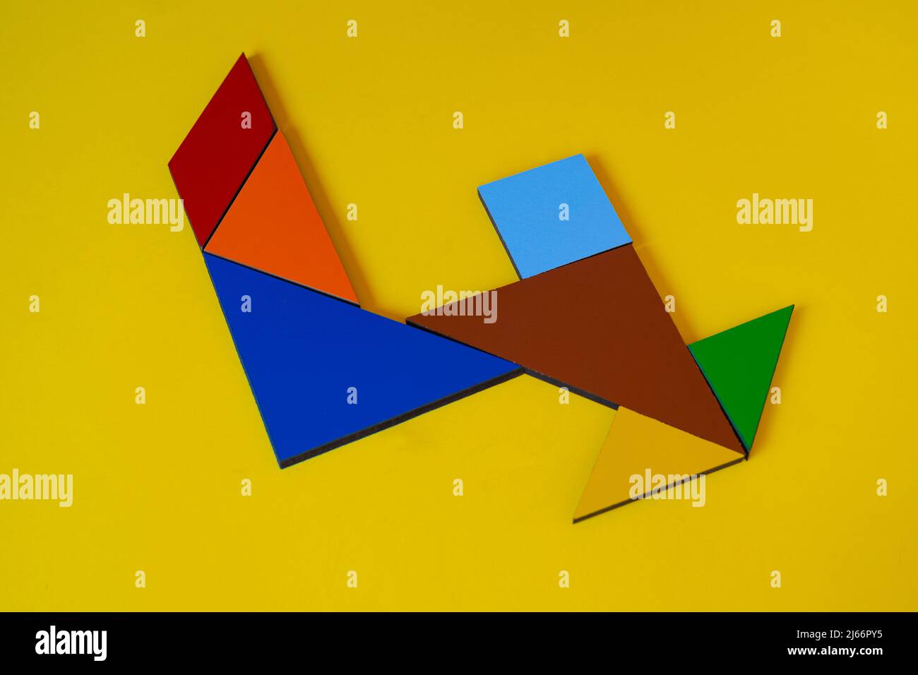 Colorido número 4 hecho con juguete tangram, tangram color número siete aislado sobre fondo amarillo, vista lateral de séptimo numérico, idea de juego para niños Foto de stock
