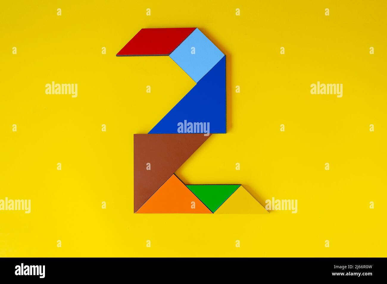 Colorido número 2 hecho con juguete tangram, tangram color número siete aislado sobre fondo amarillo, vista lateral de séptimo numérico, idea de juego para niños Foto de stock