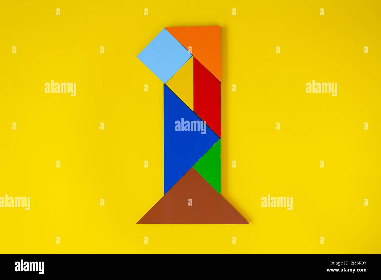 Colorido número 1 hecho con juguete tangram, tangram color número siete aislado sobre fondo amarillo, vista lateral de séptimo numérico, idea de juego para niños Foto de stock