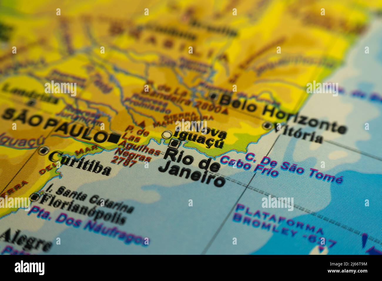 Mapa orográfico del área de Río de Janeiro en Brasil, con referencias en español. Concepto de cartografía, viajes, turismo, geografía. Diferencial f Foto de stock