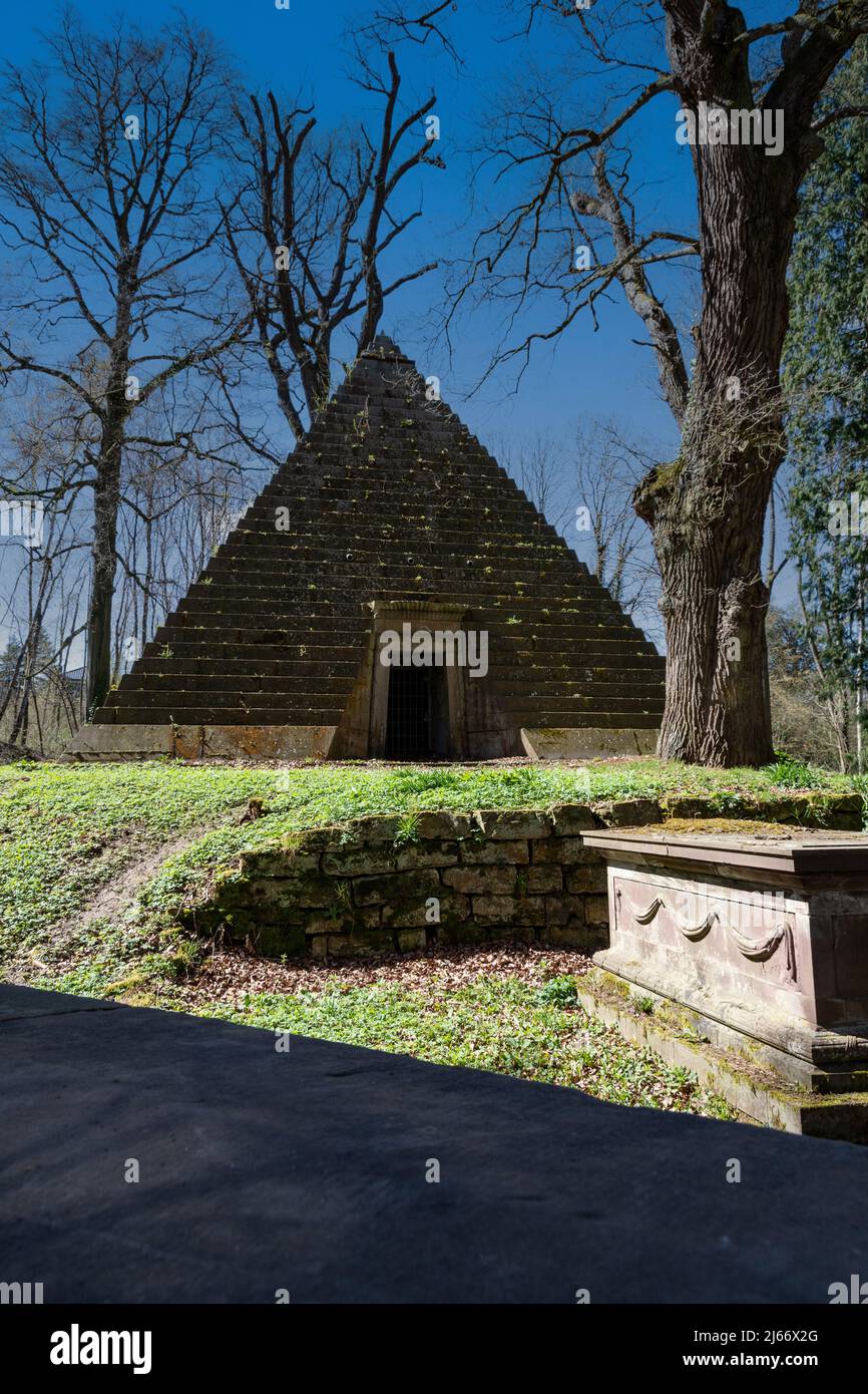 Mausoleo de Pyramiden im Harzervorrland, auf dem Laves Kulturpfad gelegen .hier kann man einen Wanderausflug mit einem Historischem Ausflug verbinden Foto de stock