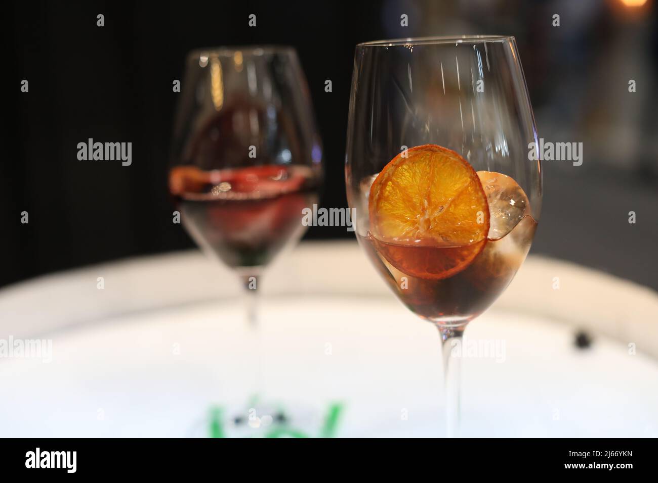 Un vaso de vermut durante la edición 35th del Salón Gourmets en Ifema Madrid. Crédito: Isabel Infantes/Alamy Live News Foto de stock