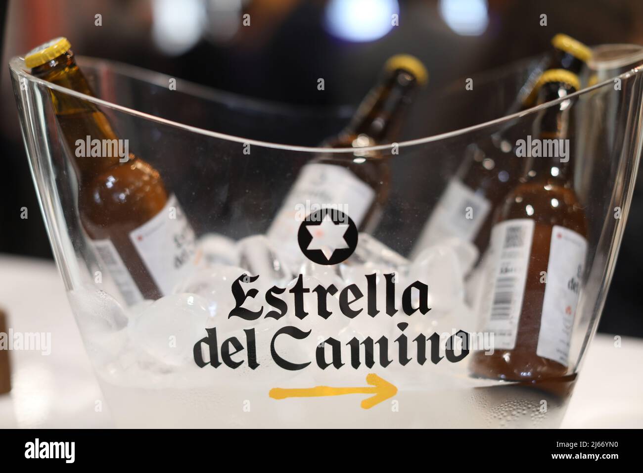 Una gama de cervezas Estrella Galicia durante la edición 35th del Salón Gourmet en Ifema Madrid. Crédito: Isabel Infantes/Alamy Live News Foto de stock