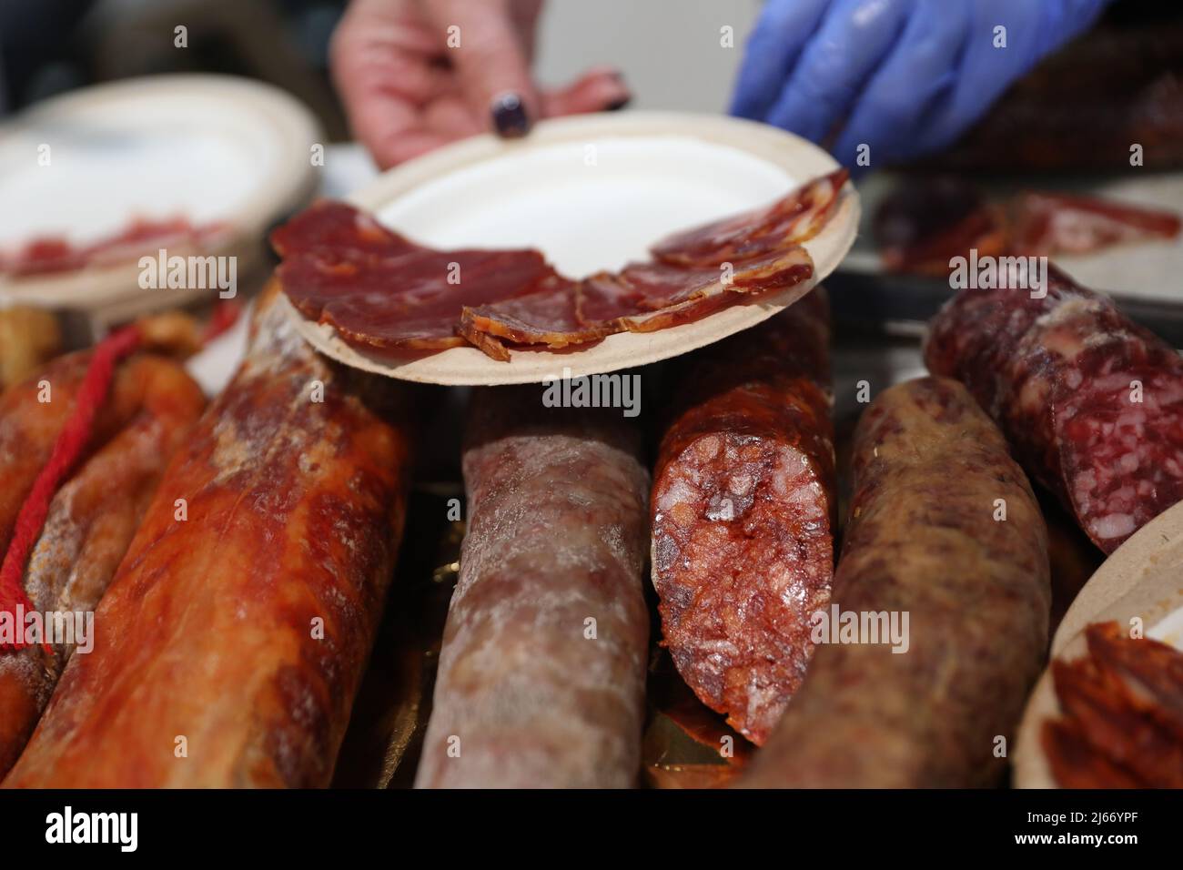Un plato de carnes curadas en exhibición durante la edición 35th del Salón Gourmets en Ifema Madrid, España. Crédito: Isabel Infantes/Alamy Live News Foto de stock