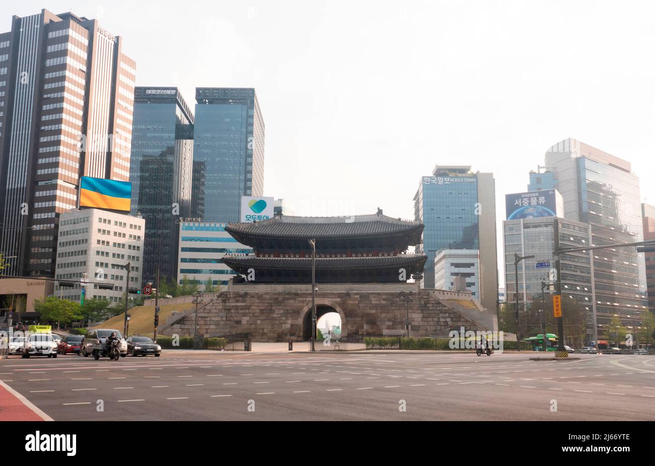 Namdaemun, 21 de abril de 2022 : Namdaemun o Gran Puerta del Sur, oficialmente conocida como Sungnyemun en Seúl, Corea del Sur. Es una de las ocho Puertas de la Fortaleza Muralla de Seúl que rodeó la ciudad durante la Dinastía Joseon (1392-1910). Crédito: Lee Jae-won/AFLO/Alamy Live News Foto de stock