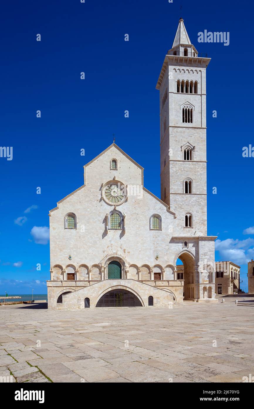 Catedral en Trani es la catedral católica romana dedicada a San Nicolás el Peregrino en Trani, Apulia (Puglia), Italia. Foto de stock