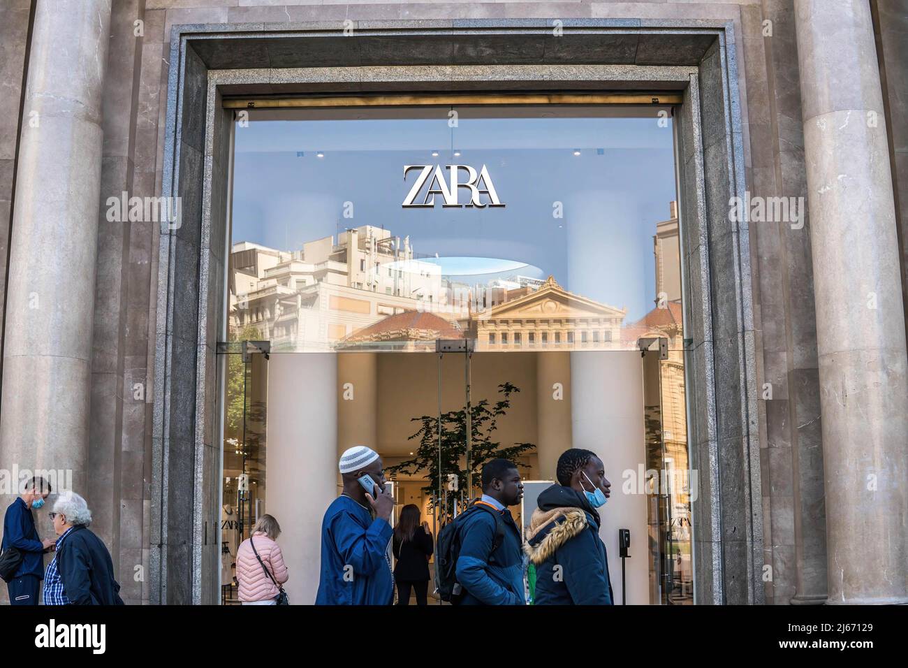 Los peatones pasan por delante de la multinacional española de diseño de  prendas de vestir de Inditex, tienda Zara en Barcelona, España Fotografía  de stock - Alamy