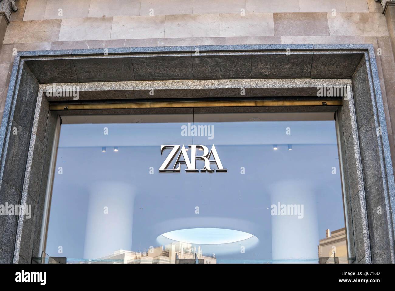 Empresa española multinacional de diseño de ropa de Inditex, logotipo de  Zara visto en su entrada a la tienda de Barcelona, España. (Foto de Thiago  Prudencio / SOPA Images/Sipa USA Fotografía de