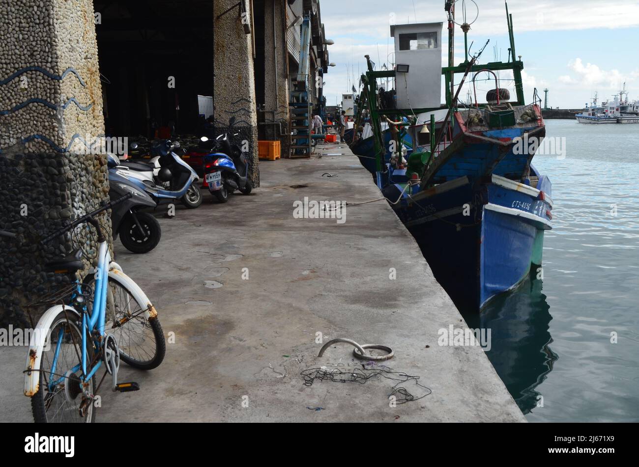 Puerto pesquero de Hsin-kang (municipio de Chenggong) cerca de Taitung, en la costa oriental de Taiwán Foto de stock