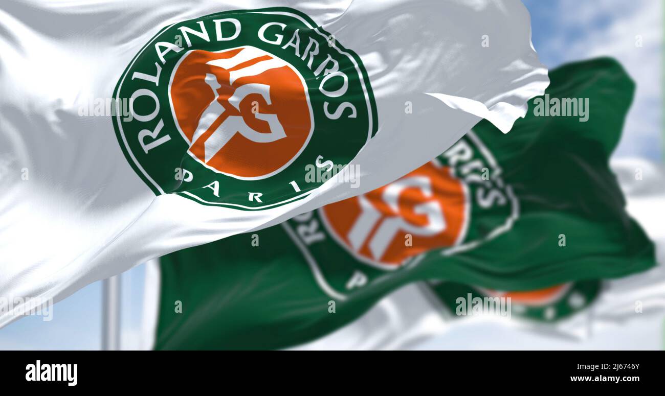 París, Francia, 2022 de abril: Tres banderas con el logotipo de Roland-Garros ondeando en el viento. El Abierto de Francia es un importante torneo de tenis programado para finales de mayo Foto de stock