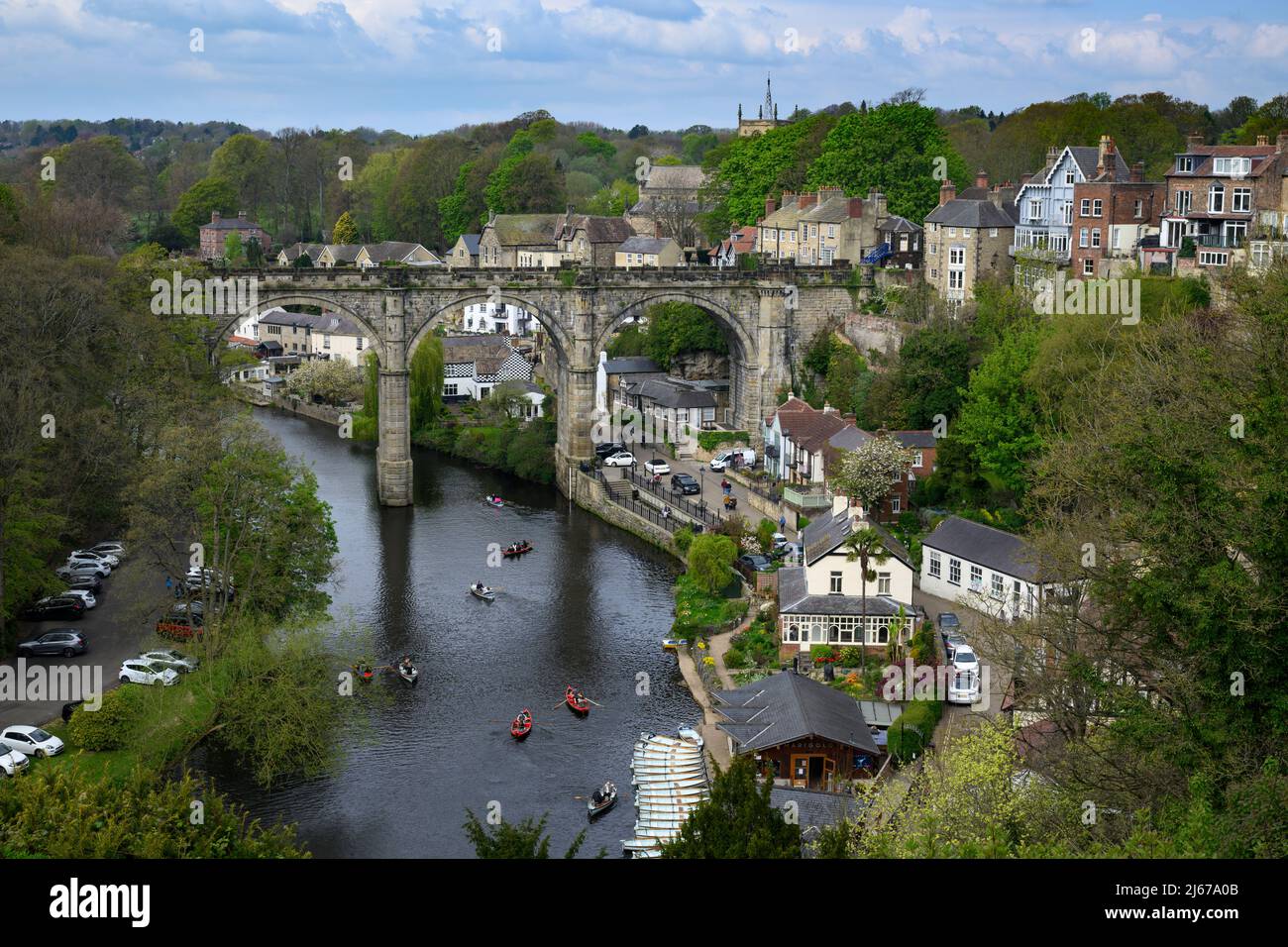 Paisaje escénico de Knaresborough & River Nidd (viaducto histórico que abarca el desfiladero, las casas de la orilla del río y de la ladera, los barcos en el agua) - Yorkshire, Inglaterra, Reino Unido. Foto de stock