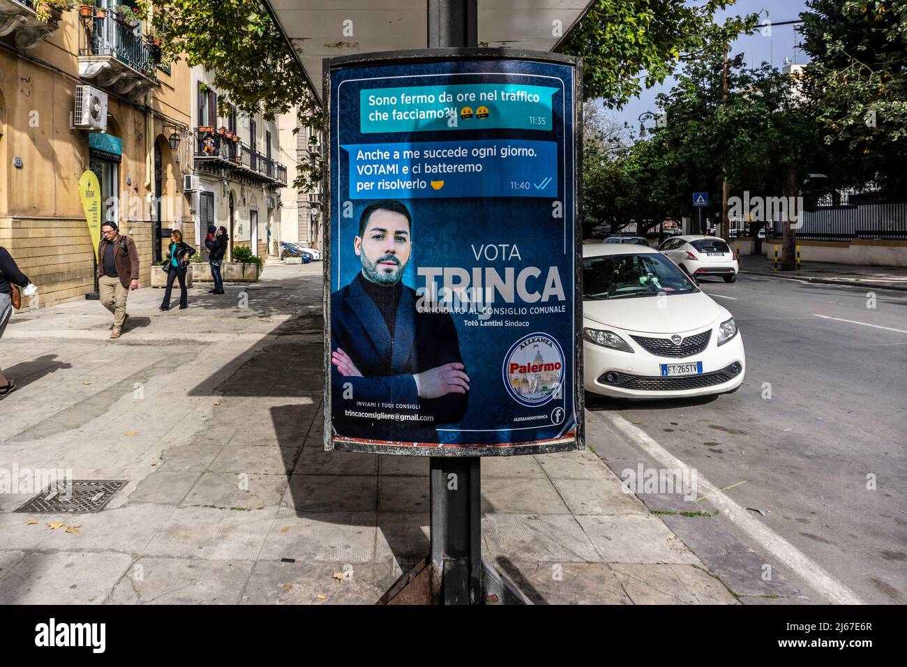Un cartel electoral para Alexander Trinca, candidato para las elecciones del 2022 de junio en el Consejo Municipal de Palermo. Foto de stock