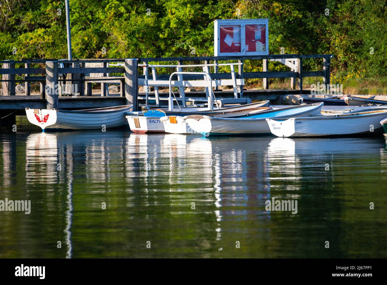 Quissett Harbour Fotos, Imágenes y Fotos de stock Quissett Harbour en Cape Cod, Massachusetts en el sol de la mañana temprano. Veleros amarrados en Quissett Harbo Foto de stock