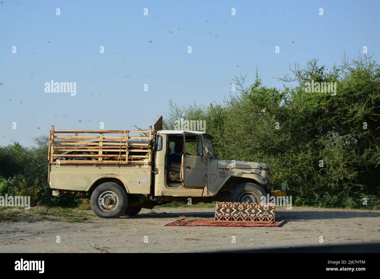 Viejo Toyota Landcruser mientras que el viaje en Arabia Saudita occidental Vally de Hali Foto de stock