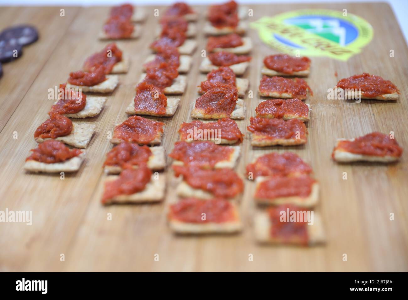 Tapas de tomate expuestas durante la edición 35th del Salón Gourmets en Ifema Madrid. Crédito: Isabel Infantes/Alamy Live News Foto de stock