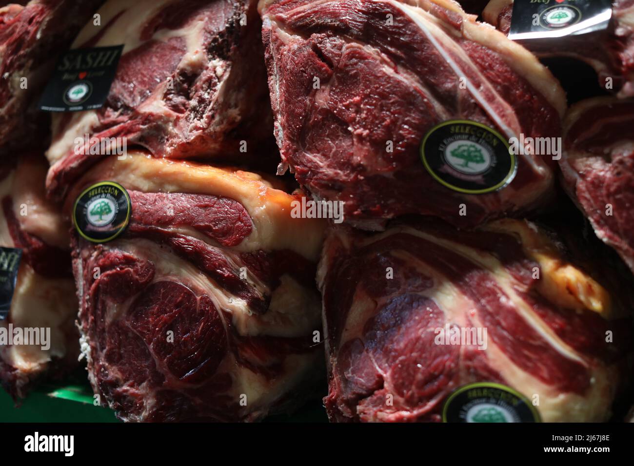 Grandes piezas de carne de vacuno expuestas durante la edición 35th del Salón Gourmets en Ifema Madrid, España. Crédito: Isabel Infantes/Alamy Live News Foto de stock