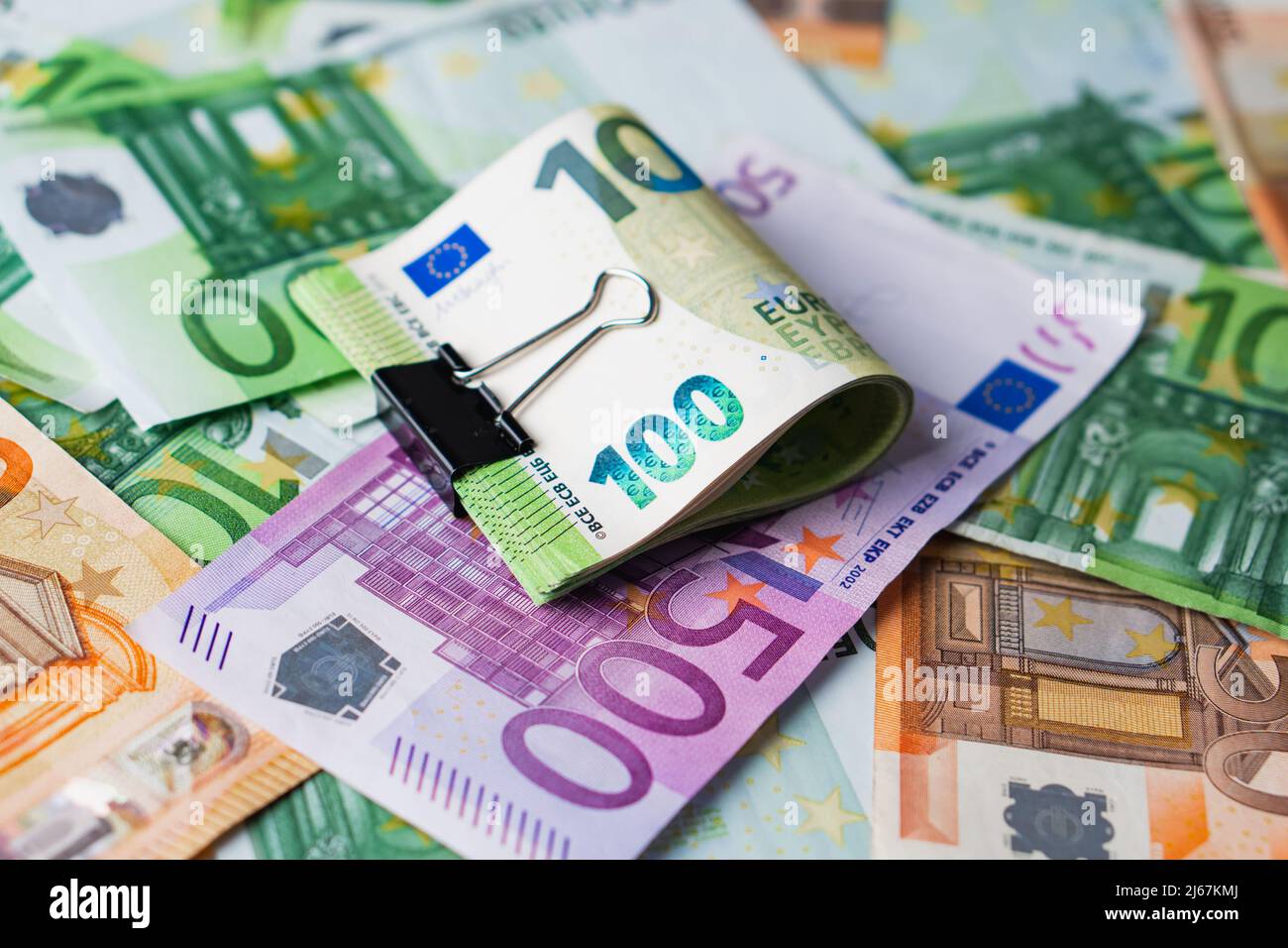 Euro en papelería clip en papelería billetes de papel pila de quinientos  cincuenta euros. Montón de dinero Fotografía de stock - Alamy
