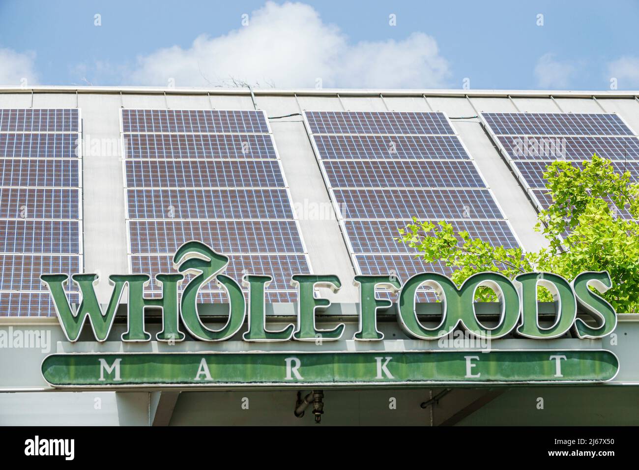 Miami Beach Florida Whole Foods Market tienda de comestibles supermercado tiendas de comida fuera de la señal exterior paneles solares Foto de stock