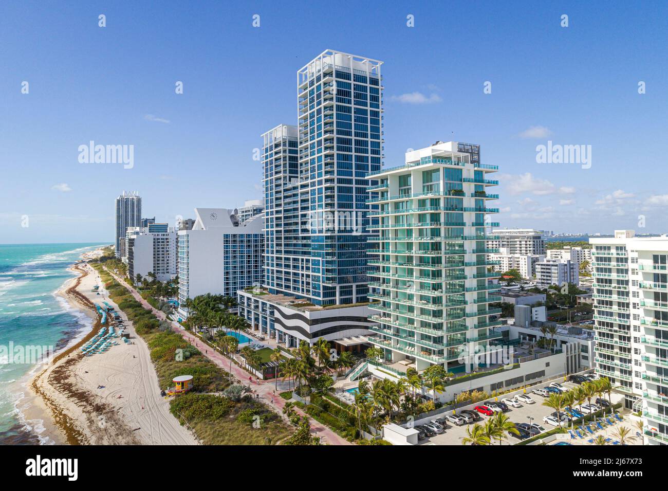 Miami Beach Florida frente al mar apartamentos de gran altura edificios de apartamentos vista aérea desde arriba Carillon Hotel Condo Atlantic Ocea Foto de stock