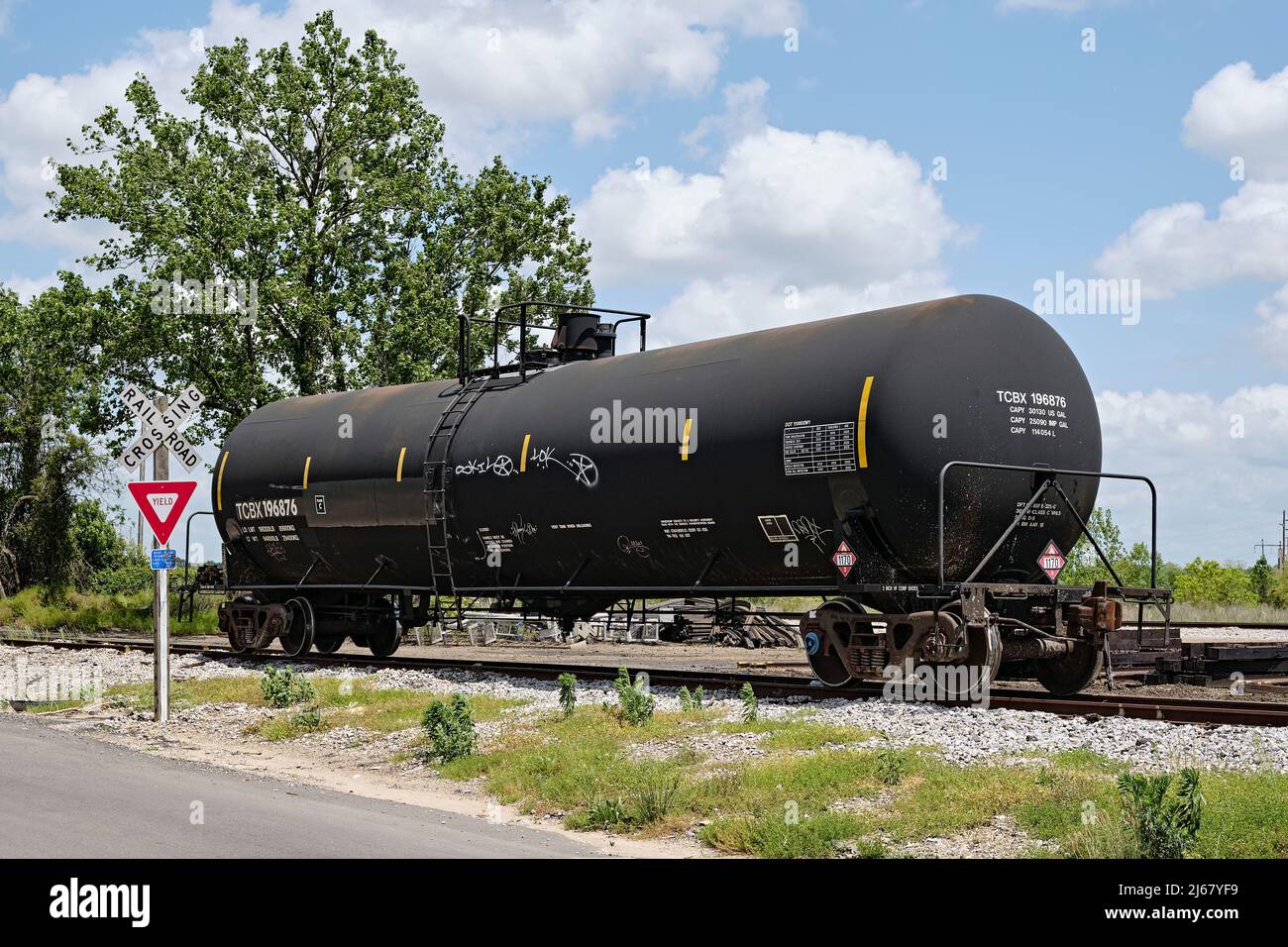 Ferrocarril negro o tren tanque de coches, utilizado para el transporte de petróleo y productos químicos, en un ferrocarril de revestimiento en Montgomery Alabama, EE.UU.. Foto de stock