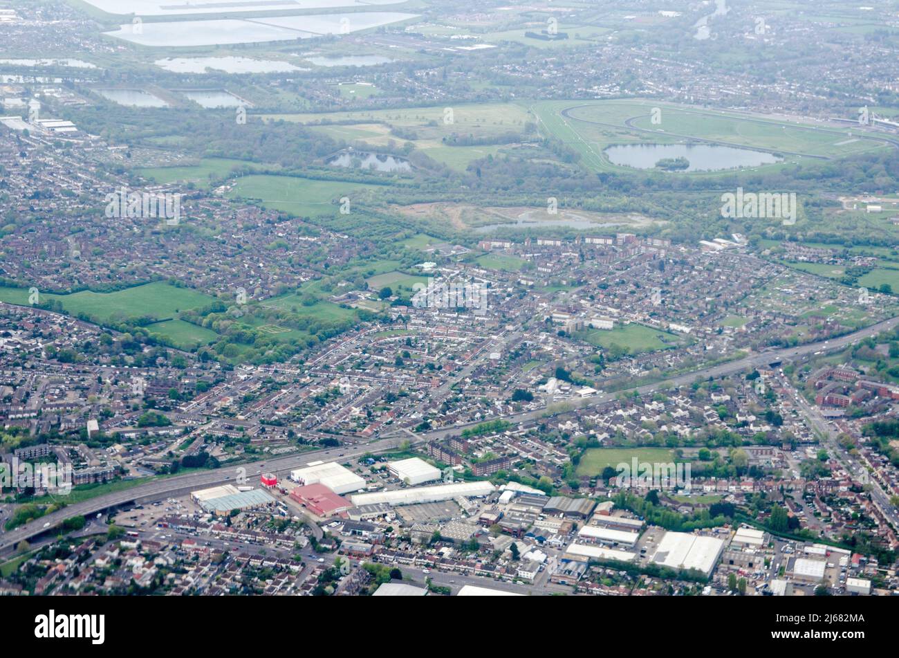 Vista desde el aire del suburbio del oeste de Londres de Sunbury-on-Thames en el distrito de Spelthorne. La pista de carreras de caballos de Kempton Park está en la cima Foto de stock