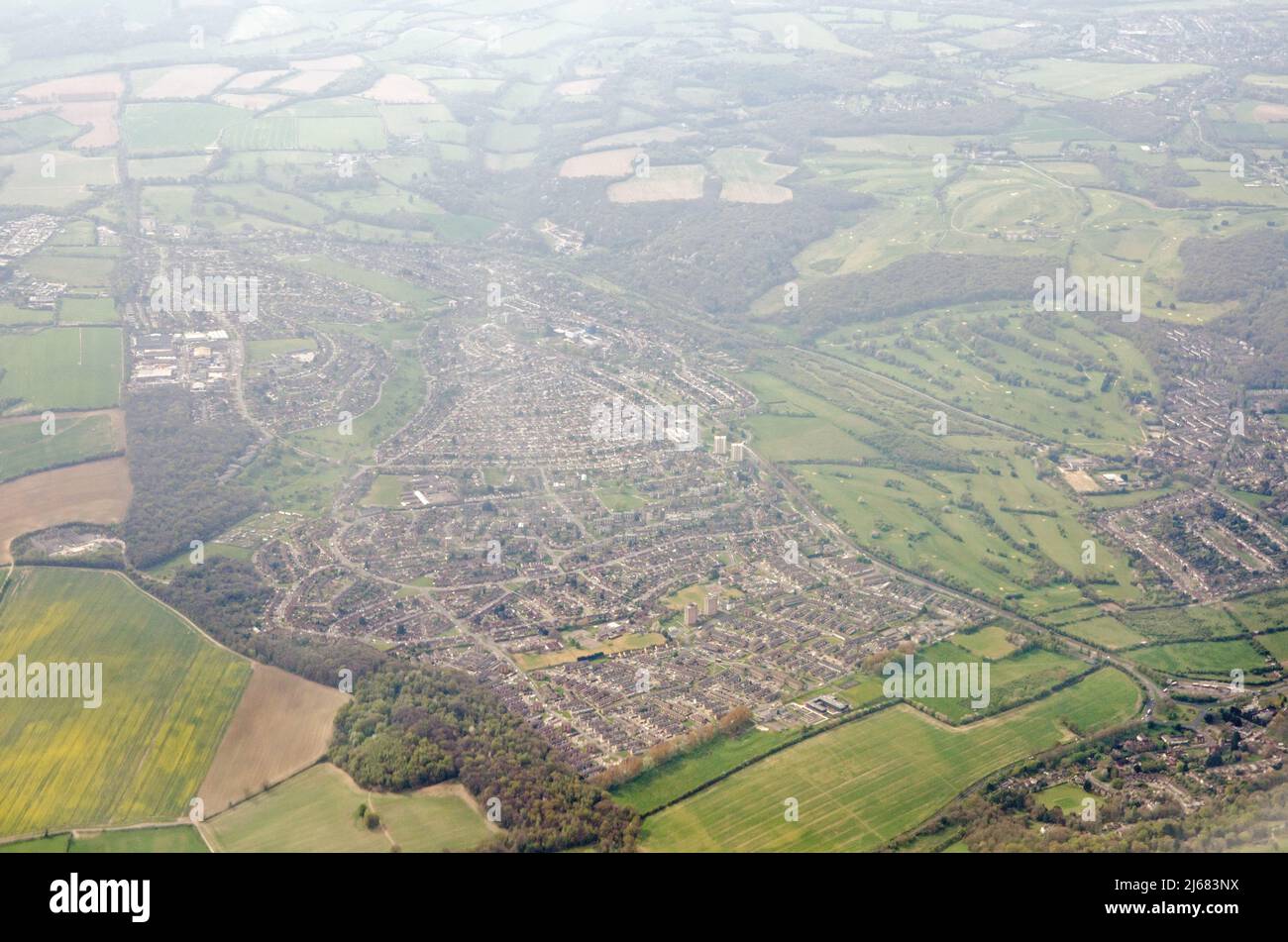 Vista aérea hacia el sur de la ciudad de New Addington en el distrito londinense de Croydon con el campo de golf Addington Court a la derecha Foto de stock