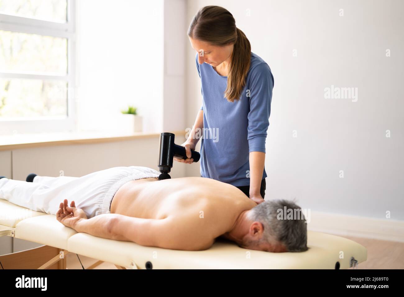 https://c8.alamy.com/compes/2j689t0/maquina-de-pistola-de-masaje-para-terapia-de-recuperacion-muscular-2j689t0.jpg