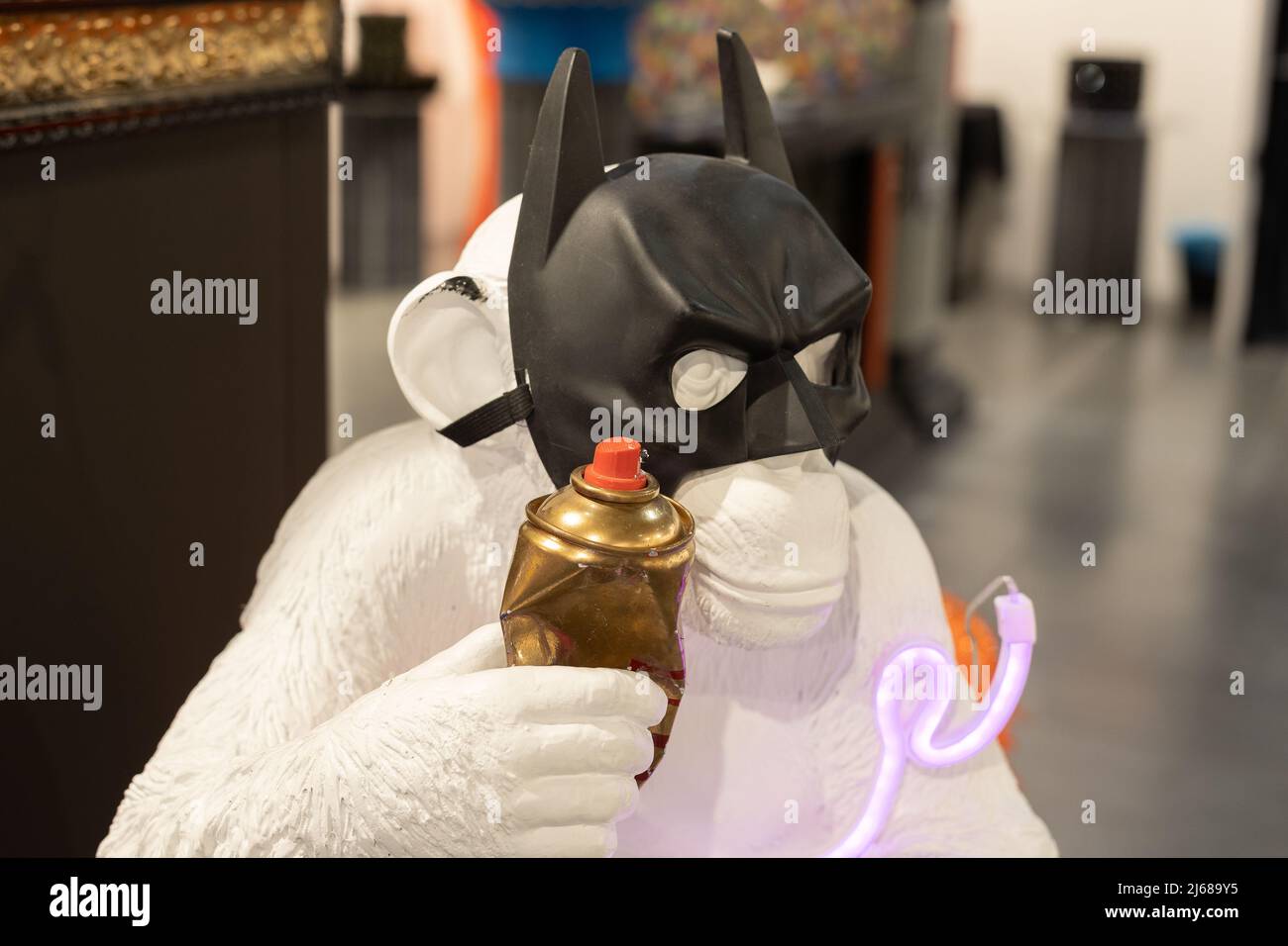 Estatua blanca de un mono con una máscara negra en los ojos Estilo Batman y  una lata de spray en su mano Fotografía de stock - Alamy