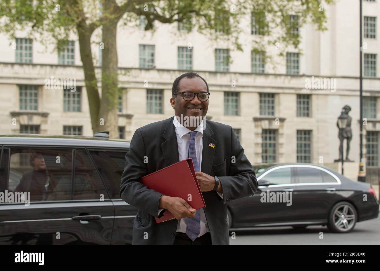 Londres uk 28th de abril de 2022 Kwasi Kwarteng, secretario de Negocios llega a la oficina del gabinete Whitehall para la reunión del gabinete Foto de stock