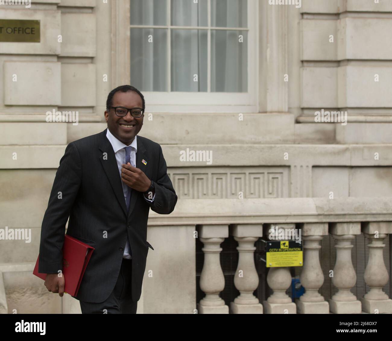 Londres reino unido 28th de abril de 2022 Kwasi Kwarteng, secretario de Negocios abandona la oficina del gabinete 70 Whitehall Foto de stock