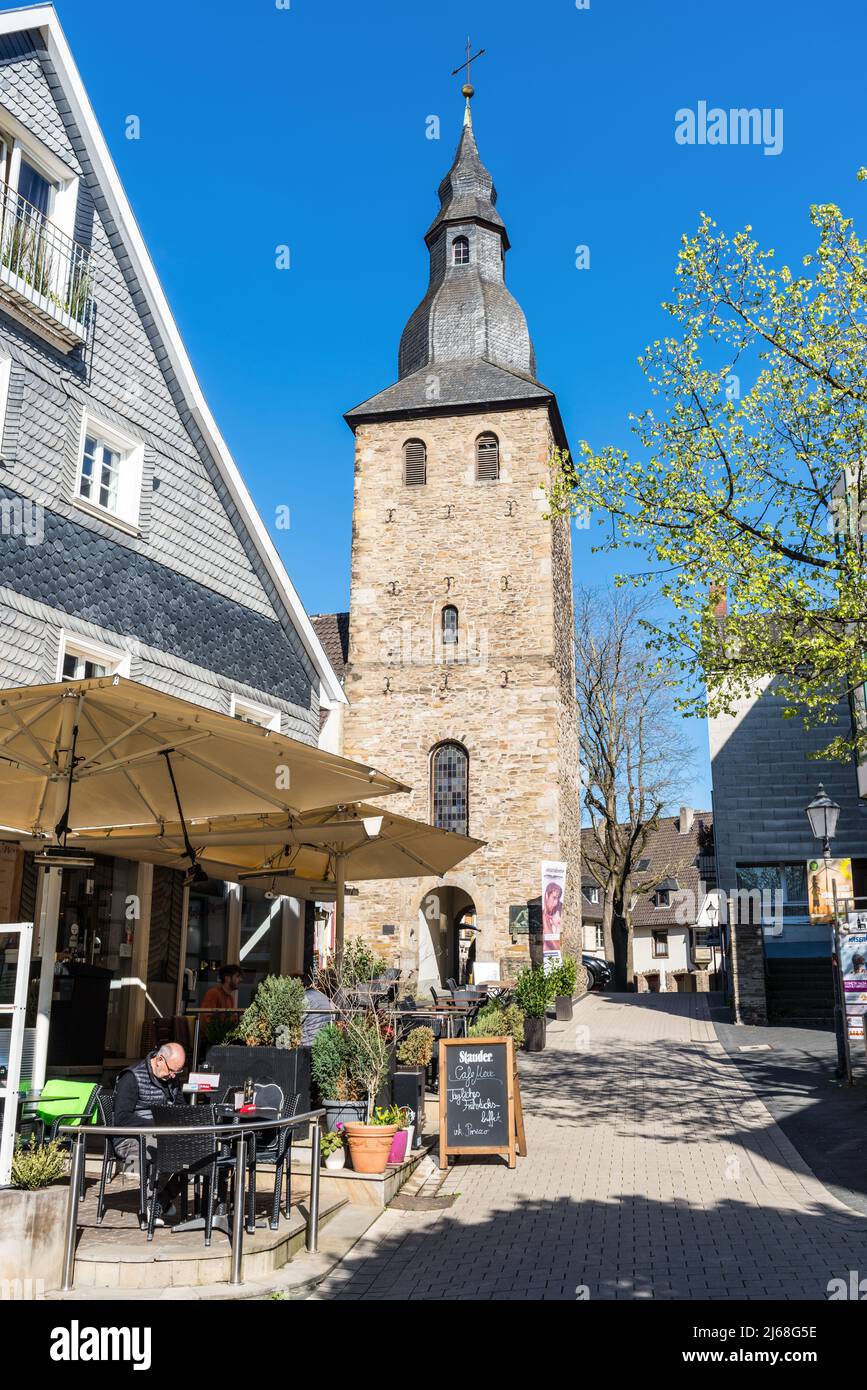 Hattingen, Alemania - 19 de abril de 2022: Campanario de la iglesia Johannis en Hattingen, NRW, Renania del Norte Westfalia. Foto de stock