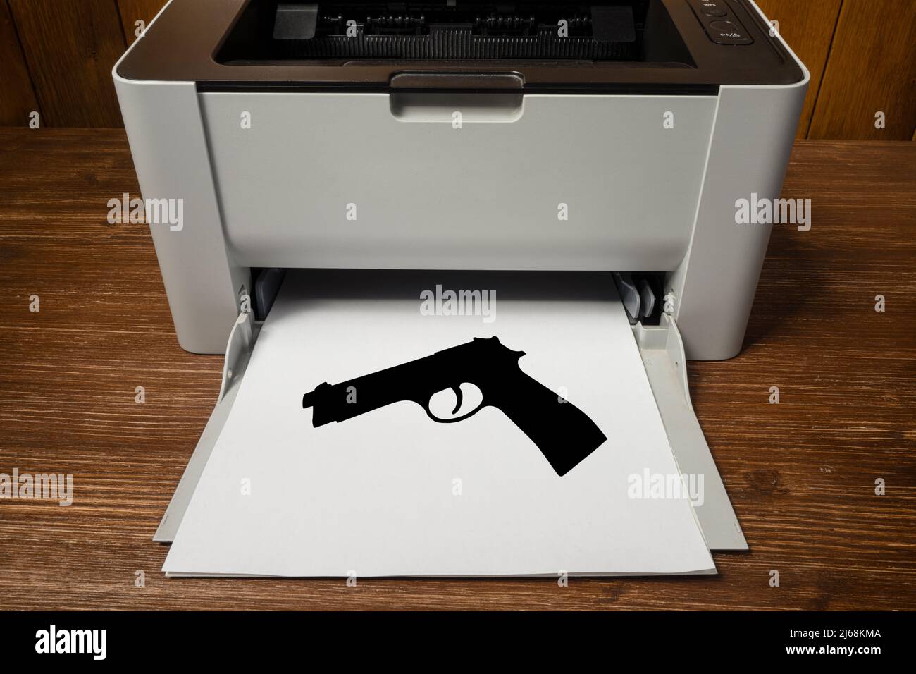 Pistola impresa en una hoja de papel que sale de la impresora Fotografía de  stock - Alamy