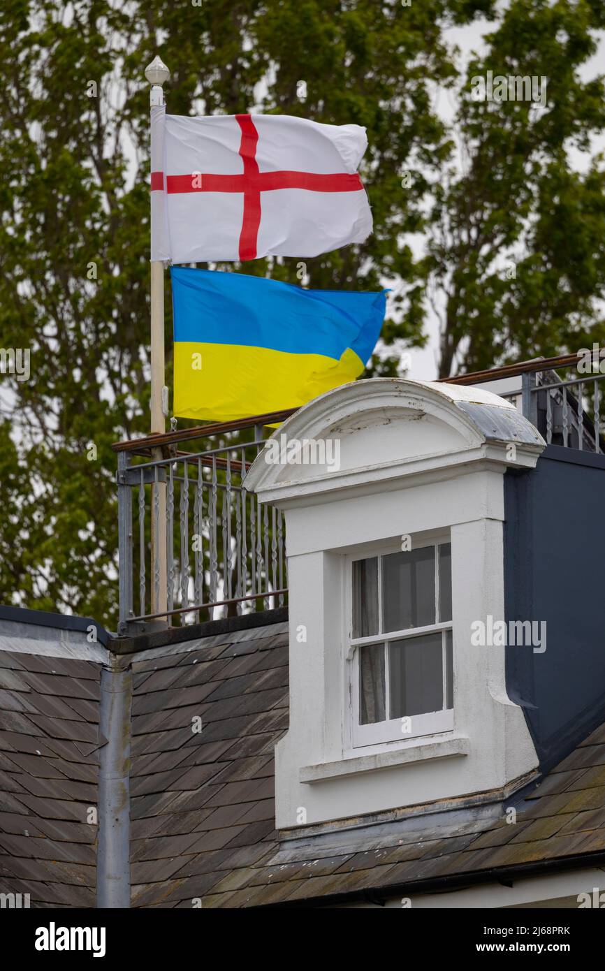 Ucraniano,inglés,bandera,volando,más,británico,inglés,Reino Unido,casa, Foto de stock