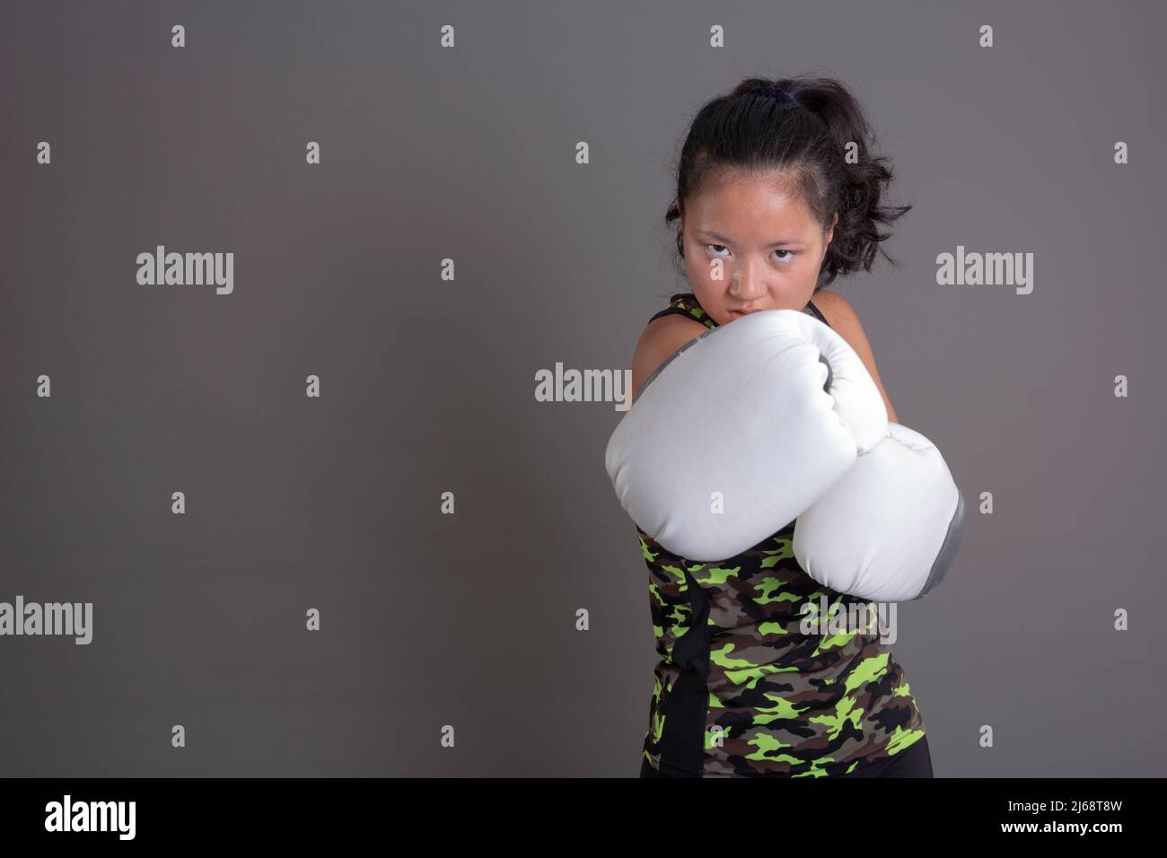 deportista asiático con guantes de boxeo Foto de stock