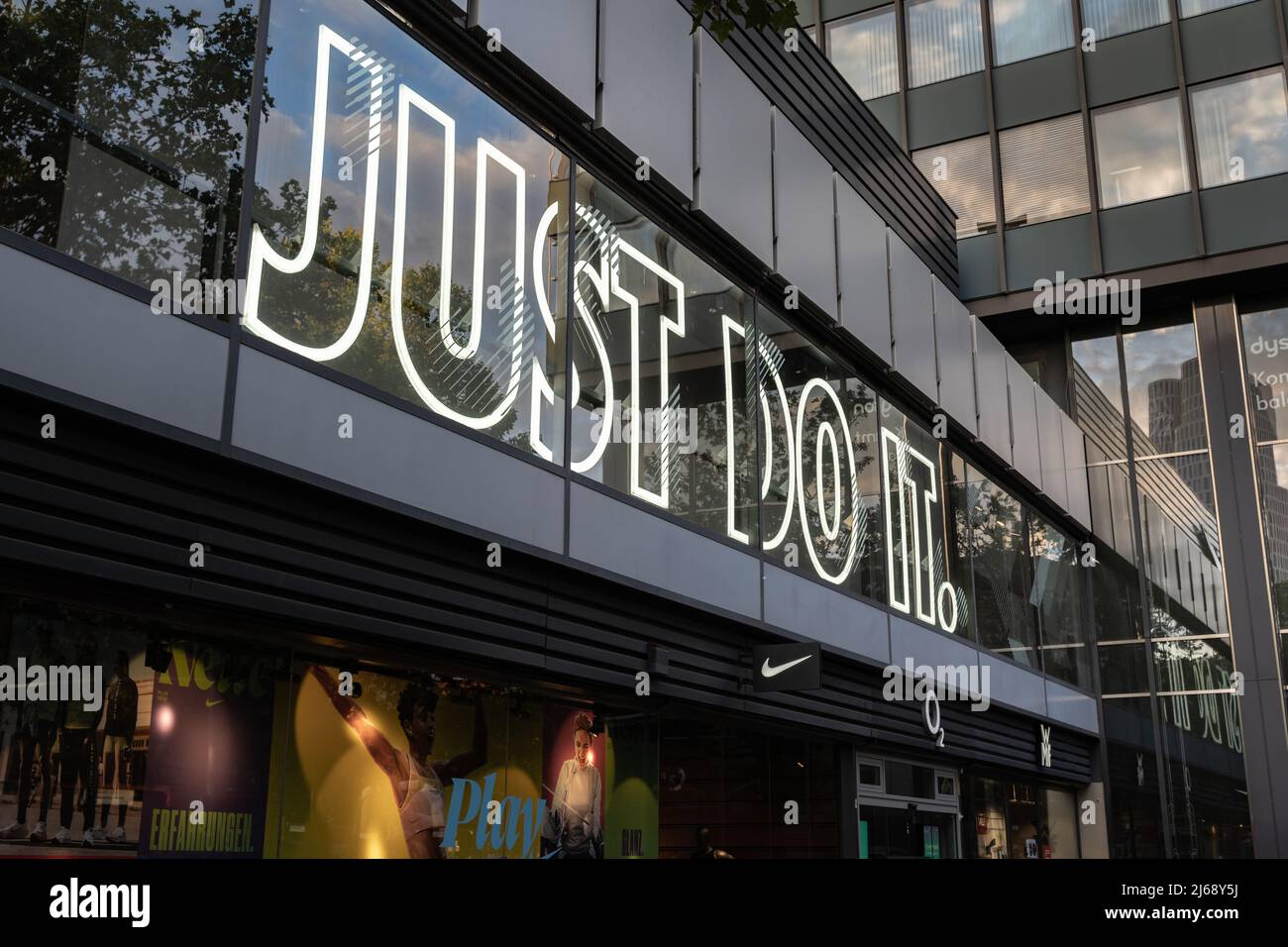Eslogan 'Just Do it' de Nike en la pared de una tienda. Letras iluminadas  detrás del cristal de la ventana. Marca de una empresa internacional en  Berlín Fotografía de stock - Alamy