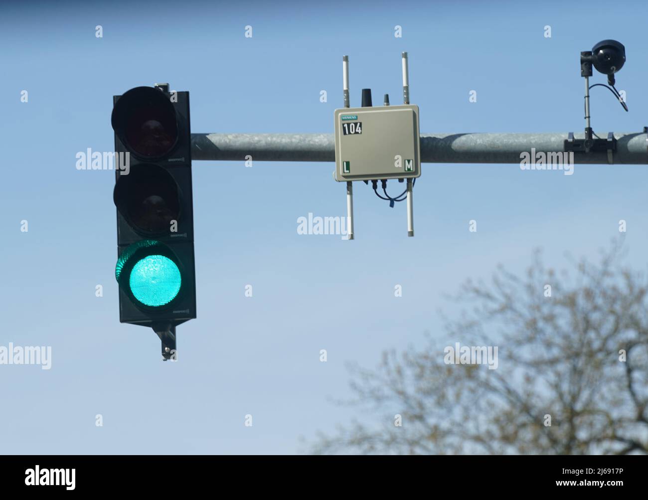 29 de abril de 2022, Hamburgo: Una unidad de transmisor de radio y cámaras  cuelgan de un poste de semáforo en la pista de prueba para la conducción  automatizada y conectada (TAVF).