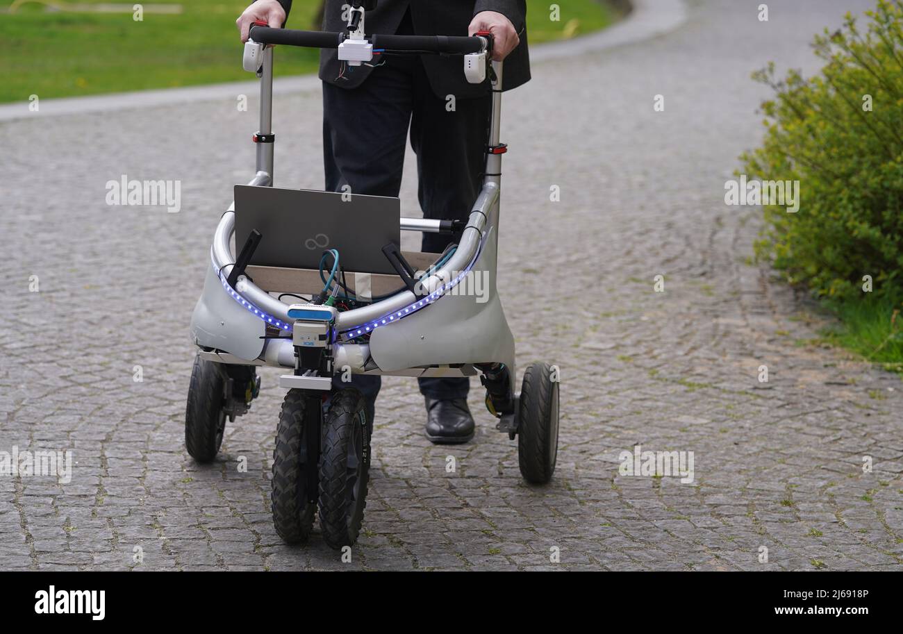 29 de abril de 2022, Hamburgo: Un empleado de HAW Hamburg demuestra el llamado Shared Guide Dog 4,0, un sistema de ayuda a la navegación para personas con deficiencias visuales, en el evento de expertos en la pista de pruebas para la conducción automatizada y conectada (TAVF). Desde 2018, la ciudad de Hamburgo ha estado operando una pista de prueba para la conducción automatizada y conectada (TAVF) en el centro de la ciudad con financiación del Ministerio Federal Alemán de Asuntos Digitales y Transporte (BMDV). Las instituciones de investigación, los fabricantes de vehículos y las empresas tecnológicas han equipado más de 70 señales de tráfico y el Mahatma Ghandi Bridge i Foto de stock