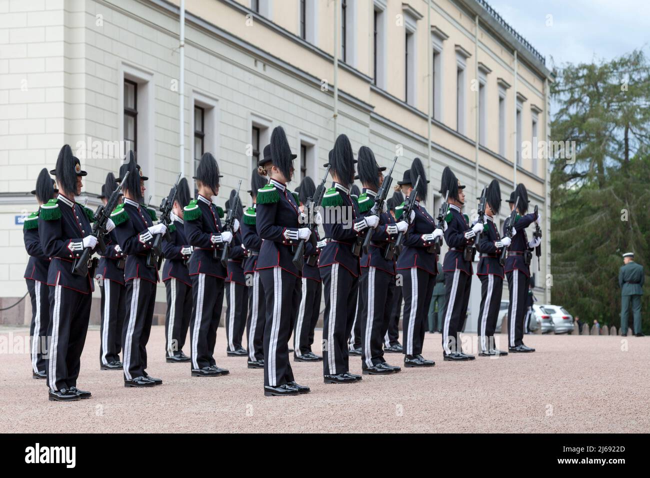 Oslo, Noruega - Junio 26 2019: Hans Majestet Kongens Garde (HMKG) es un batallón del Ejército Noruego que sirve como la Guardia Real. Foto de stock