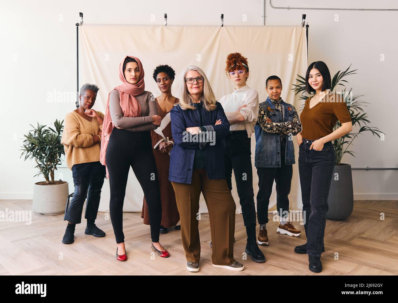 Retrato del Día Internacional de la Mujer de mujeres multiétnicas de edades mixtas que miran con confianza hacia la cámara Foto de stock
