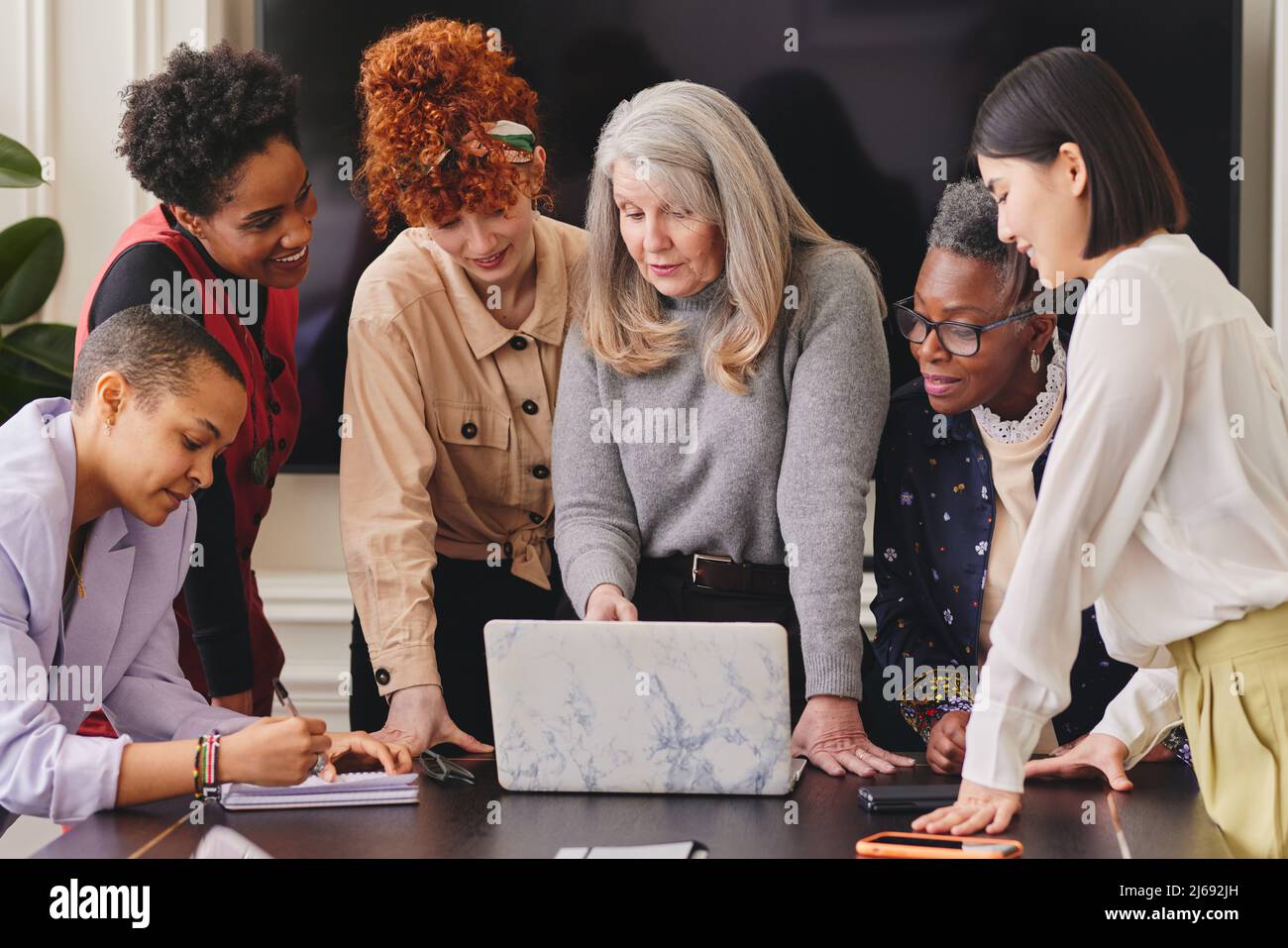 Mujeres multiétnicas de rango de edades mixtas en reuniones de negocios creativos Foto de stock
