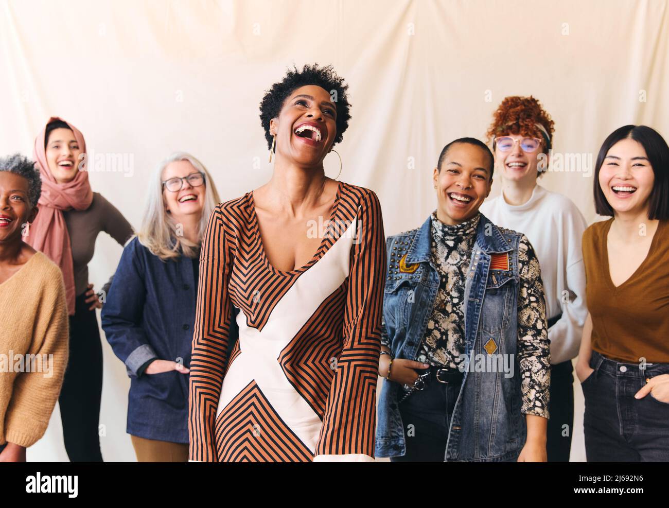 Retrato del Día Internacional de la Mujer de mujeres alegres de rango de edades mixtas multiétnicas riendo y sonriendo Foto de stock