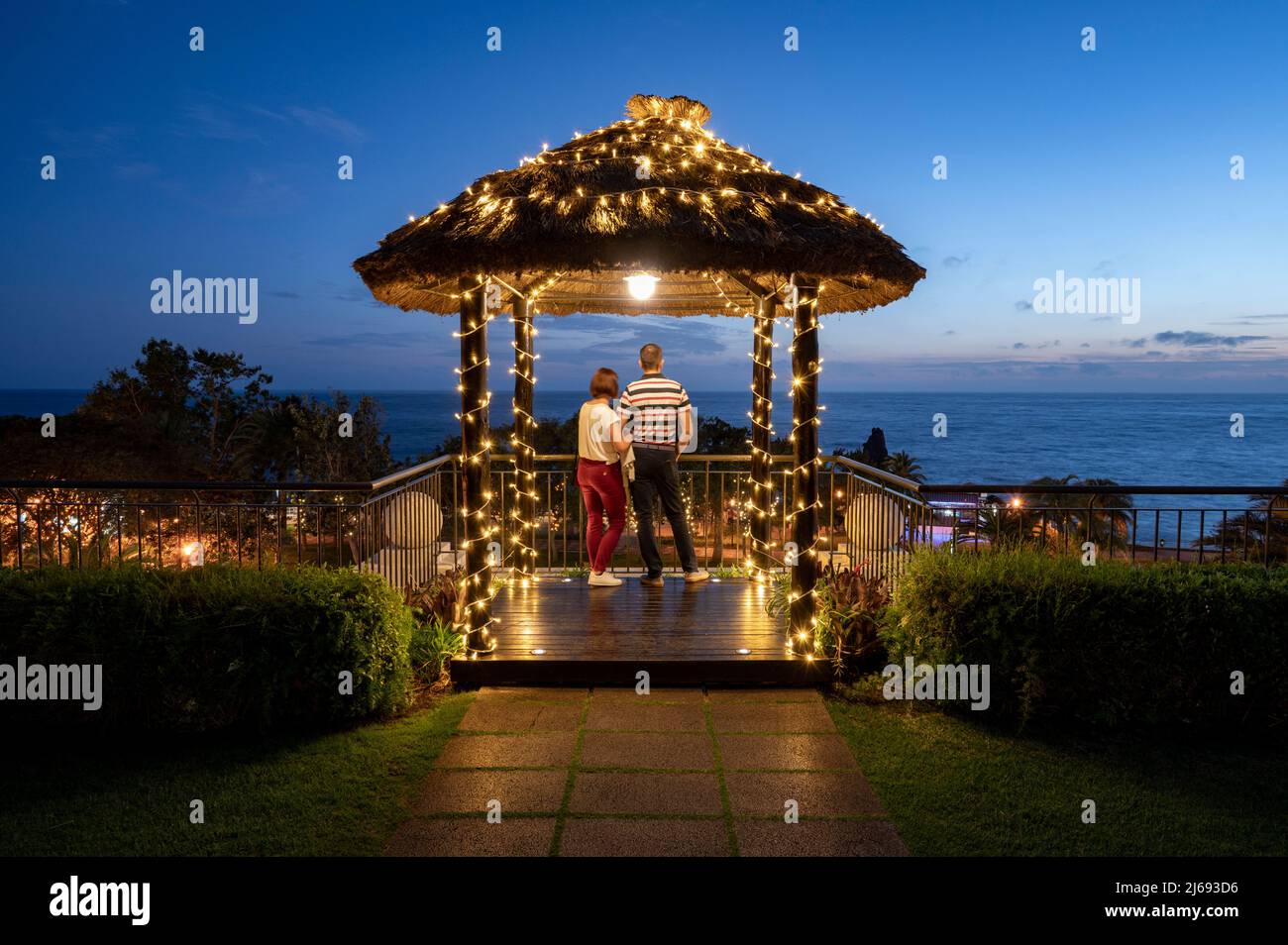 Una pareja se paró mirando el cielo nocturno, Funchal, Madeira, Portugal, Atlántico, Europa Foto de stock