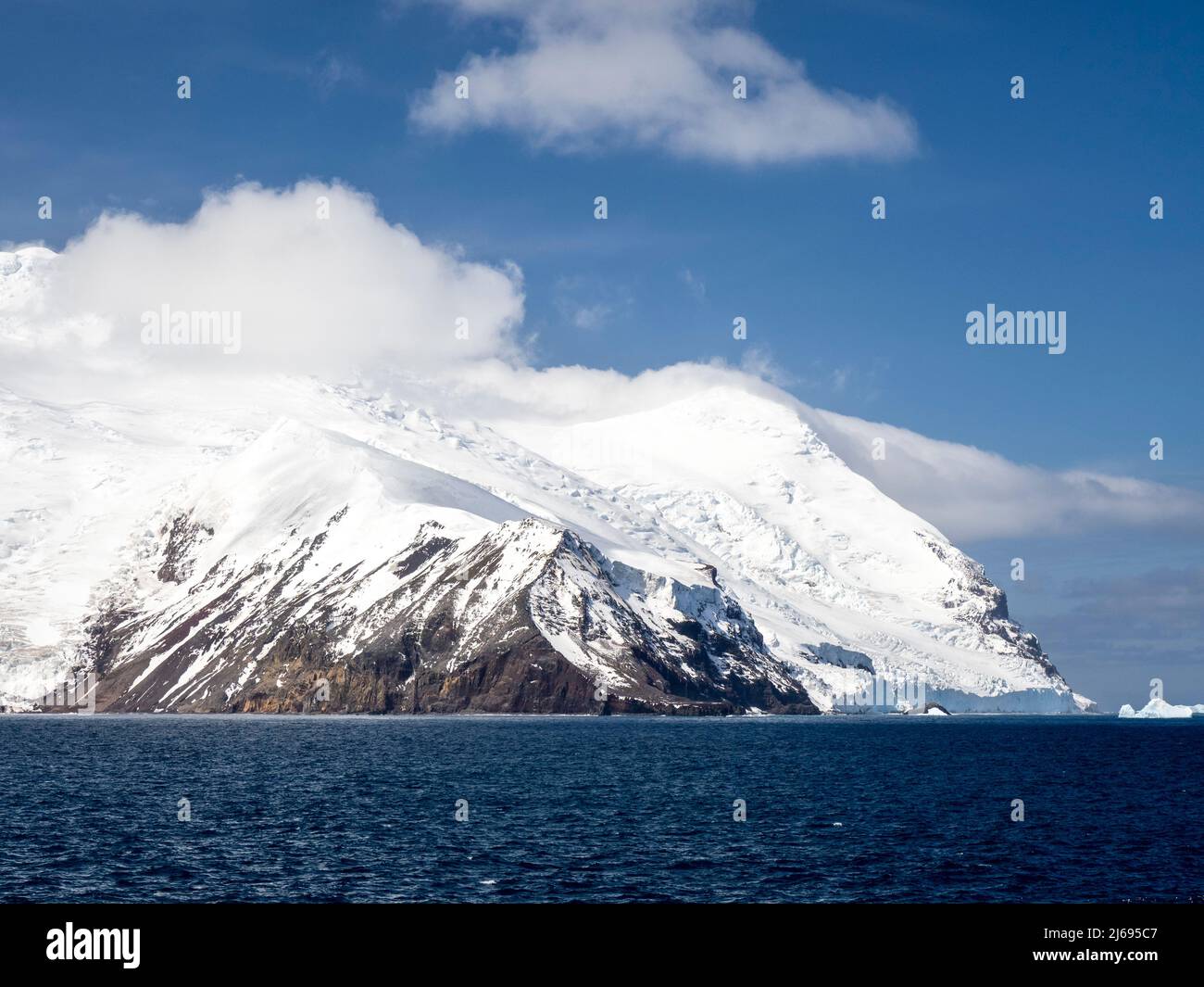 Isla Cook cubierta de hielo, una isla volcánica en las islas Sandwich del Sur, Atlántico Sur, regiones polares Foto de stock