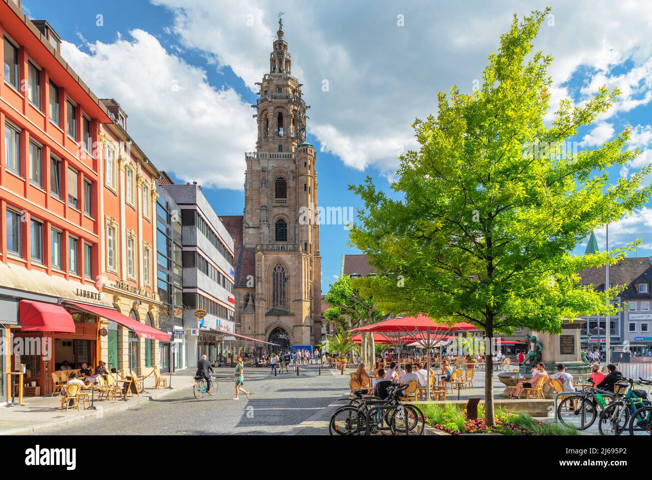 Cafés en la plaza del mercado con la iglesia Kilianskirche, Heilbronn, Baden-Wurttemberg, Alemania Foto de stock