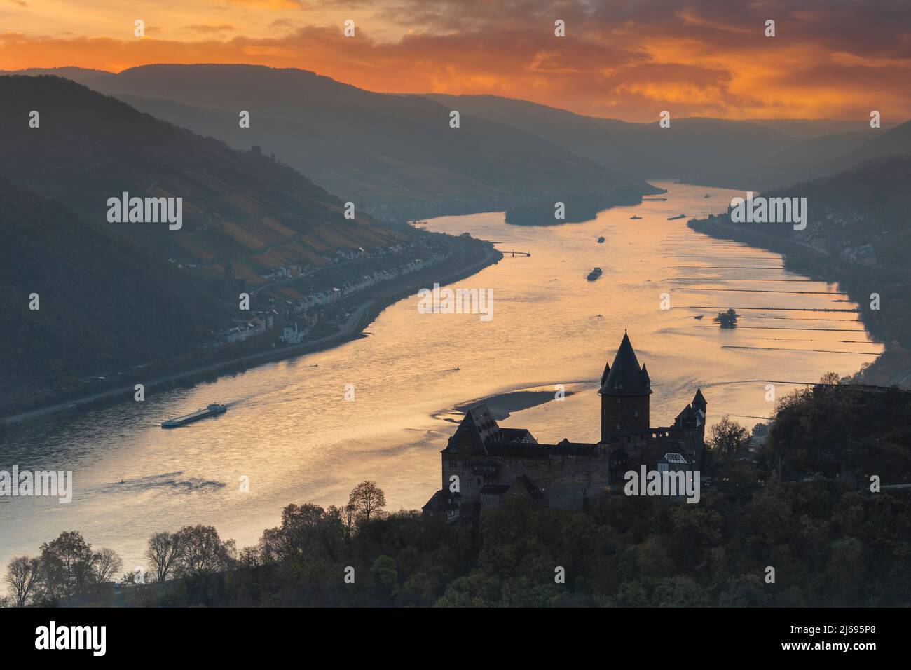 Castillo de Stahleck y Río Rhein, Bacharach, Alto Valle del Rin Medio, Renania-Palatinado, Alemania Foto de stock