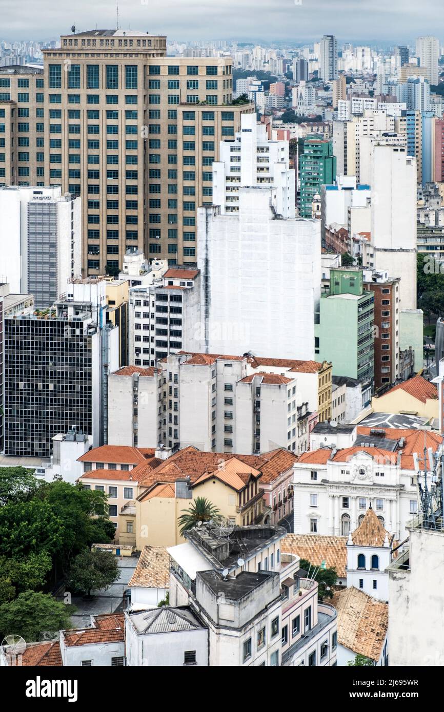 Vista elevada de edificios coloniales portugueses y rascacielos en el centro histórico de la ciudad de Sao Paulo, Sao Paulo, Brasil Foto de stock