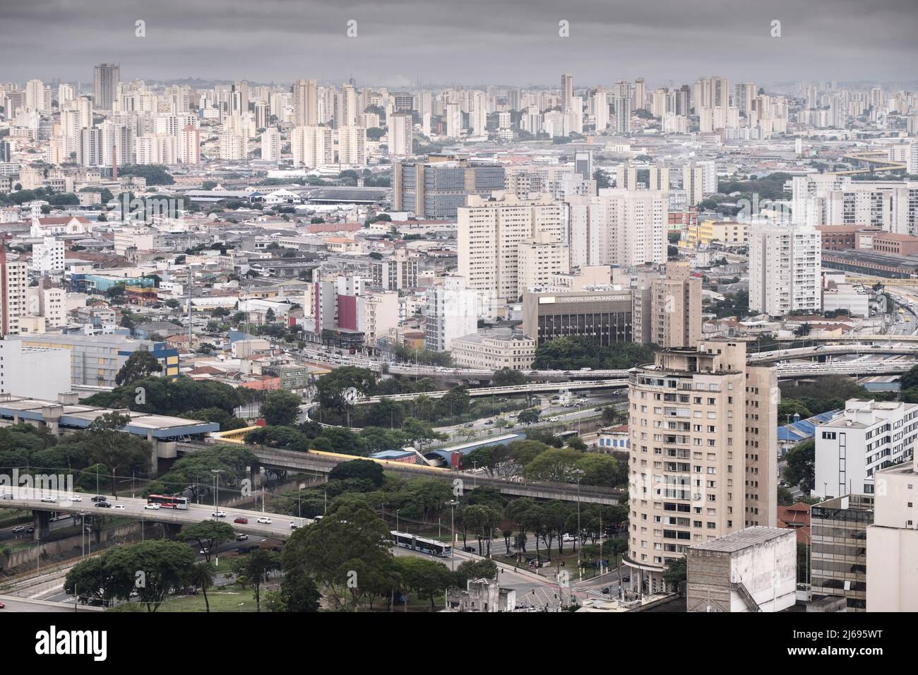 Vista elevada de las autopistas urbanas, Avenida do Estado y el puente Diario Popular, el centro de la ciudad y edificios de hormigón, Sao Paulo, Brasil Foto de stock