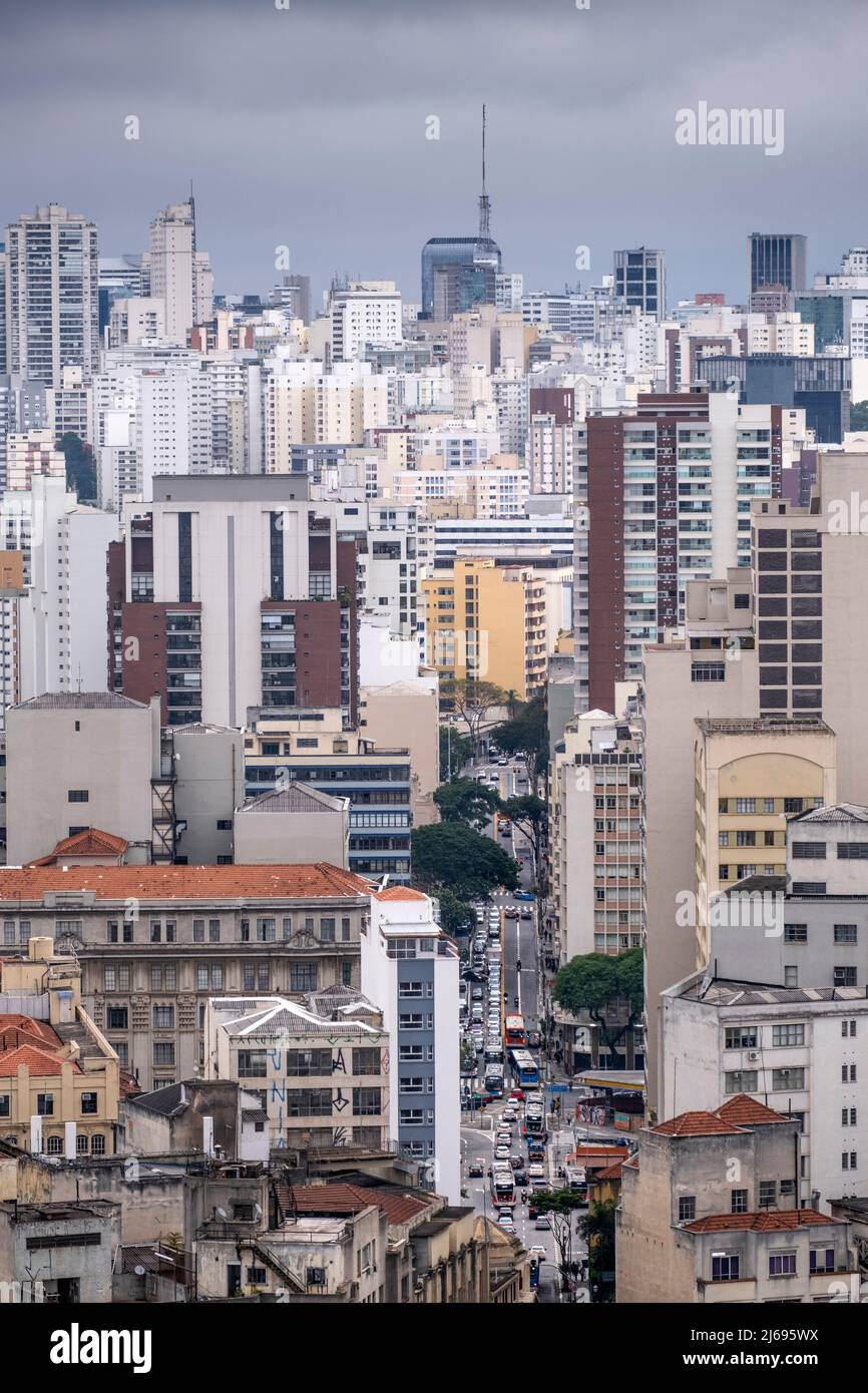 Bloques de apartamentos de concreto y edificios de oficinas comerciales en el distrito financiero del centro de la ciudad, Sao Paulo, Brasil Foto de stock