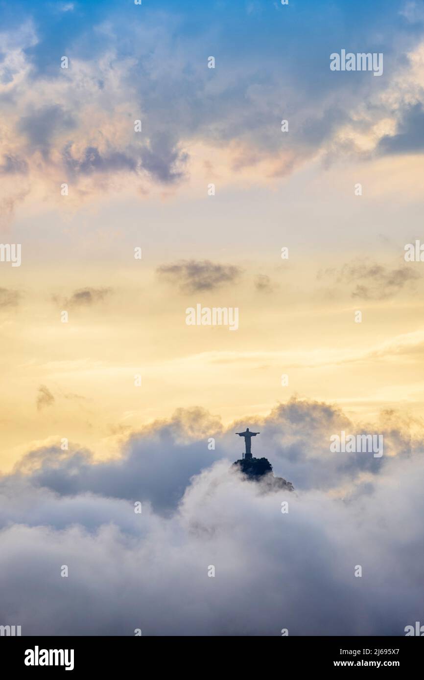 La Estatua de Cristo (Cristo Redentor) en la cima de la montaña Corcovado en un mar de nubes, Río de Janeiro, Brasil Foto de stock