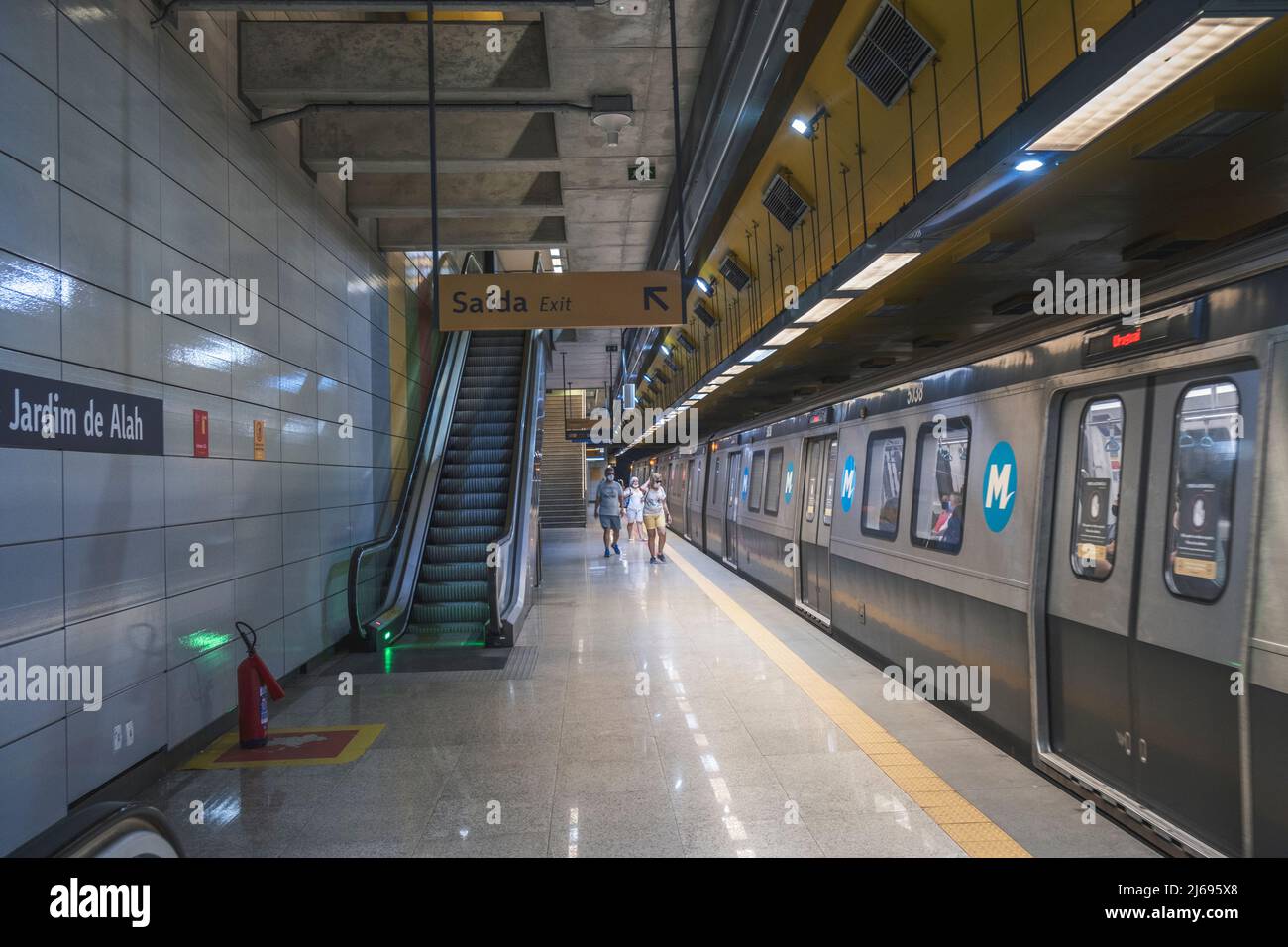 Interior de la estación de metro Jardim de Alah, tren subterráneo en la plataforma, Río de Janeiro, Brasil Foto de stock